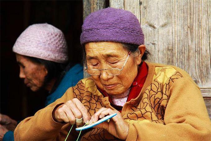 佩戴老花眼鏡，記住這四點(diǎn)，避免對(duì)眼睛造成傷害